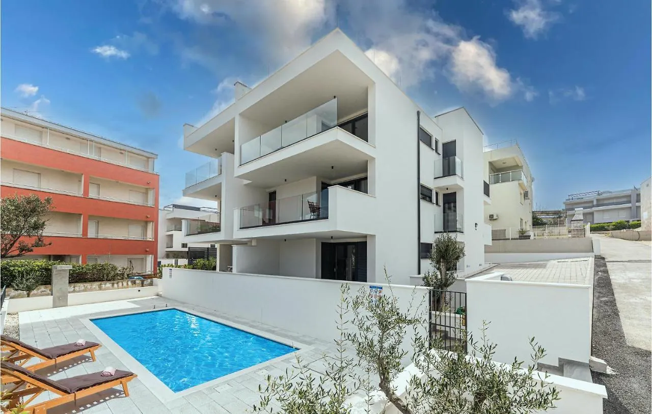 Cozy Apartment In Okrug Gornji With Kitchen Trogir 0*,