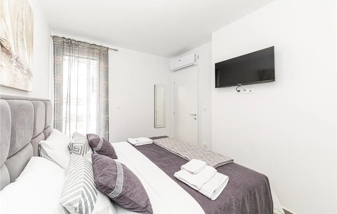 Cozy Apartment In Okrug Gornji With Kitchen Trogir