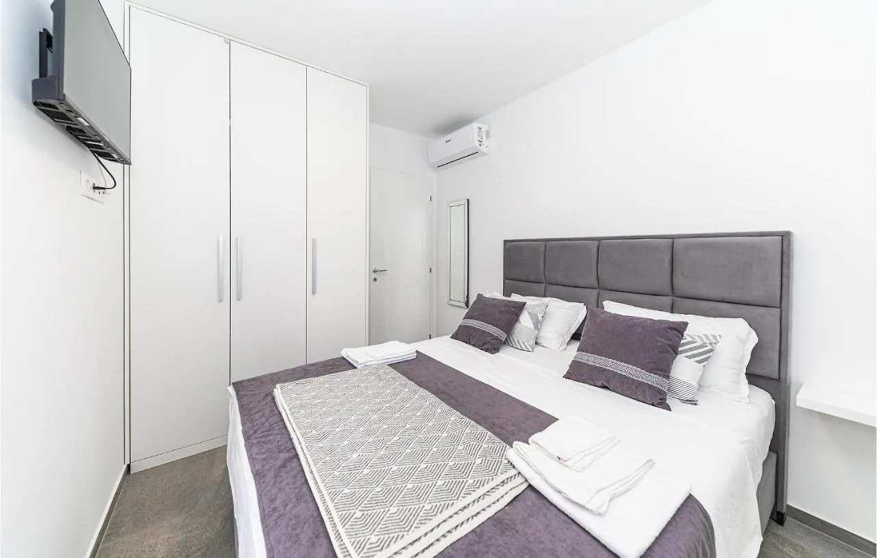 Cozy Apartment In Okrug Gornji With Kitchen Trogir