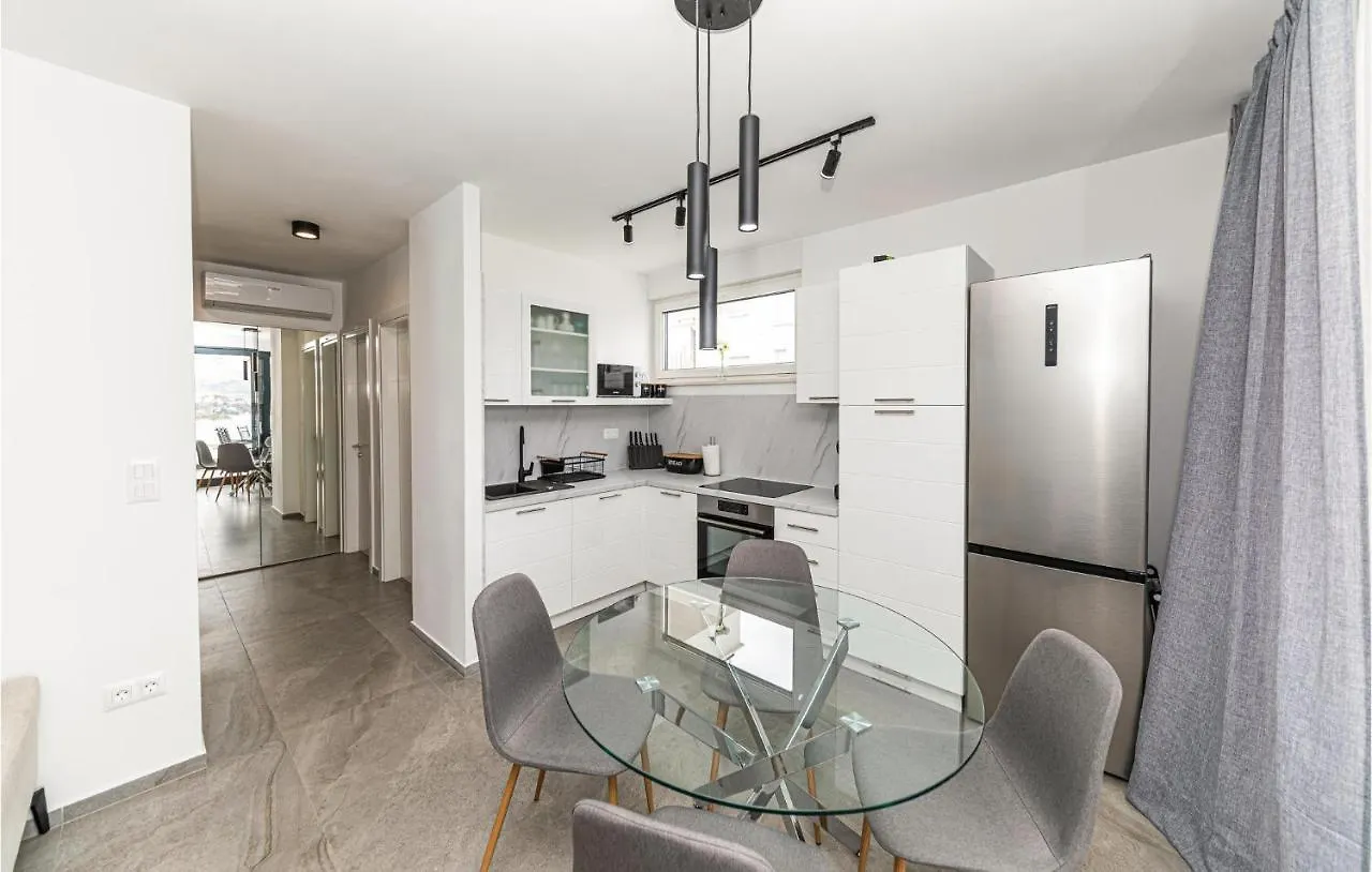 Cozy Apartment In Okrug Gornji With Kitchen Trogir