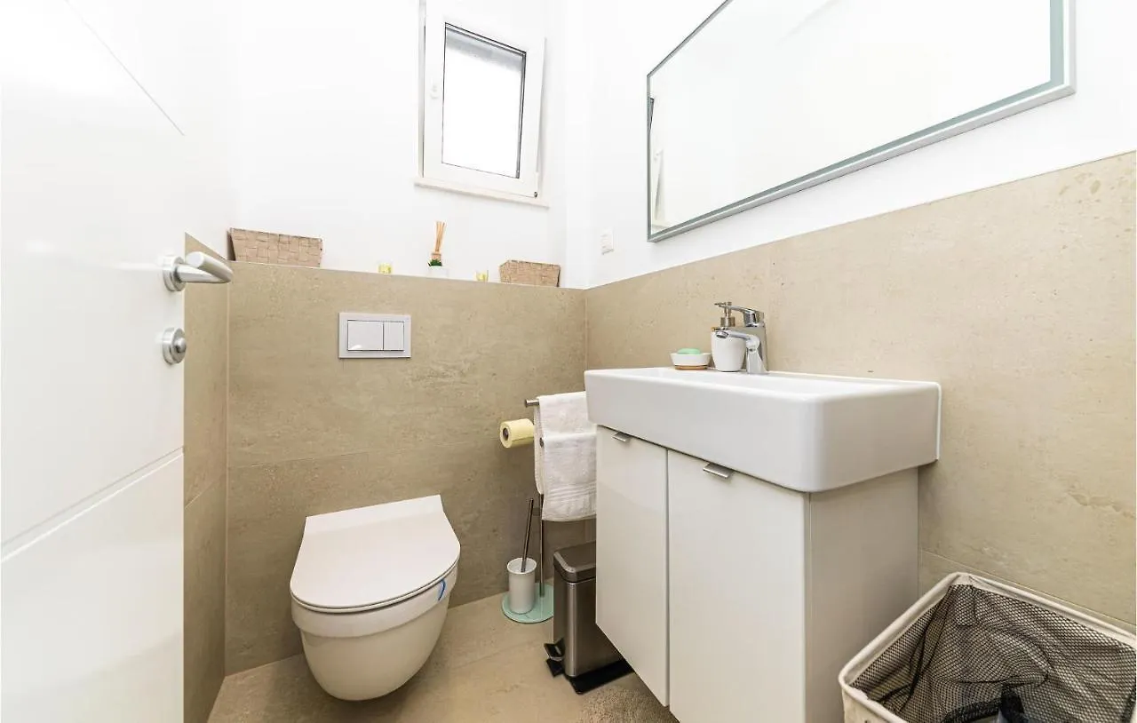 Cozy Apartment In Okrug Gornji With Kitchen Trogir
