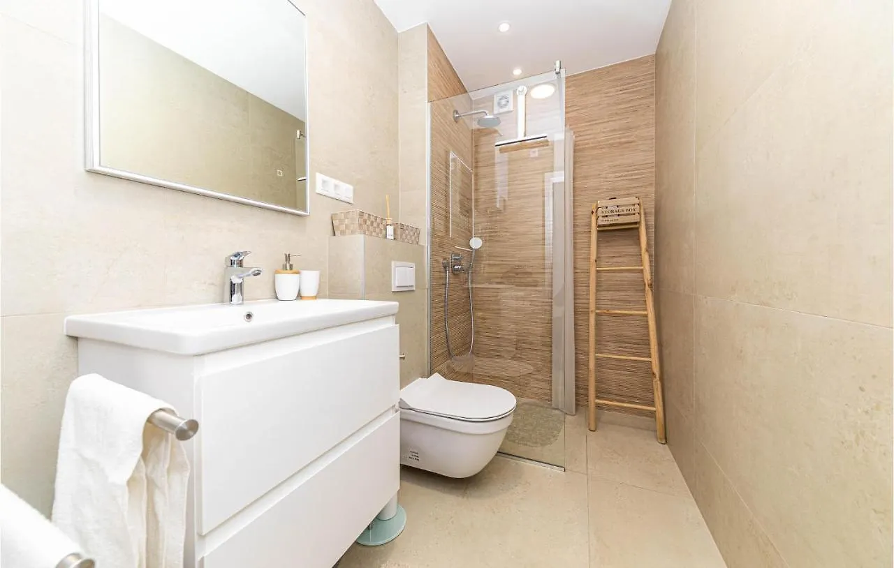 Cozy Apartment In Okrug Gornji With Kitchen Trogir 0*,