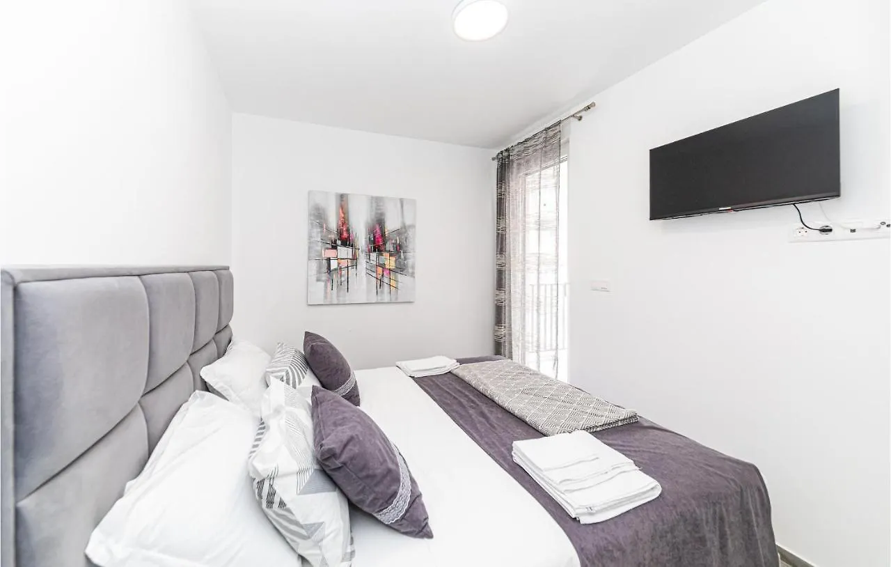 Cozy Apartment In Okrug Gornji With Kitchen Trogir